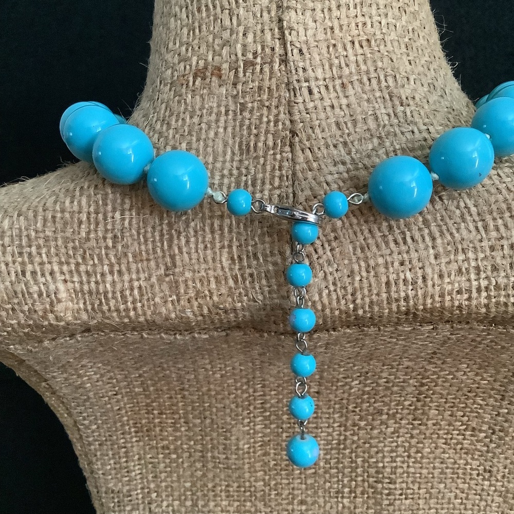 Vintage turquoise blue glass bead necklace. - Picture 6 of 6